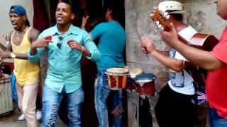 Cubanos tocando salsa en la calle en Cuba [upl. by Supmart]