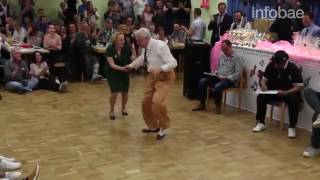 El impresionante baile de una pareja de adultos mayores [upl. by Yar510]