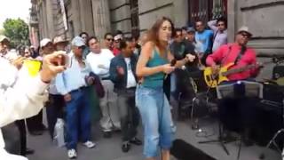 Extranjera cantando en las calles de México [upl. by Acinot239]