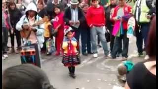 niña talentosa sorprende cantando en las calles [upl. by Wain]