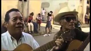 Musica cubana en las calles de La Habana quotLagrimas Negrasquot y serenata [upl. by Occer]