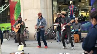 Brutal  Cantantes callejeros impresionan con su ritmo latino  4K [upl. by Haile]