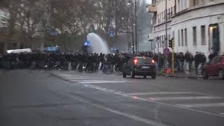 Roma LazioEintracht gli scontri fra i tifosi tedeschi e la polizia [upl. by Couhp]